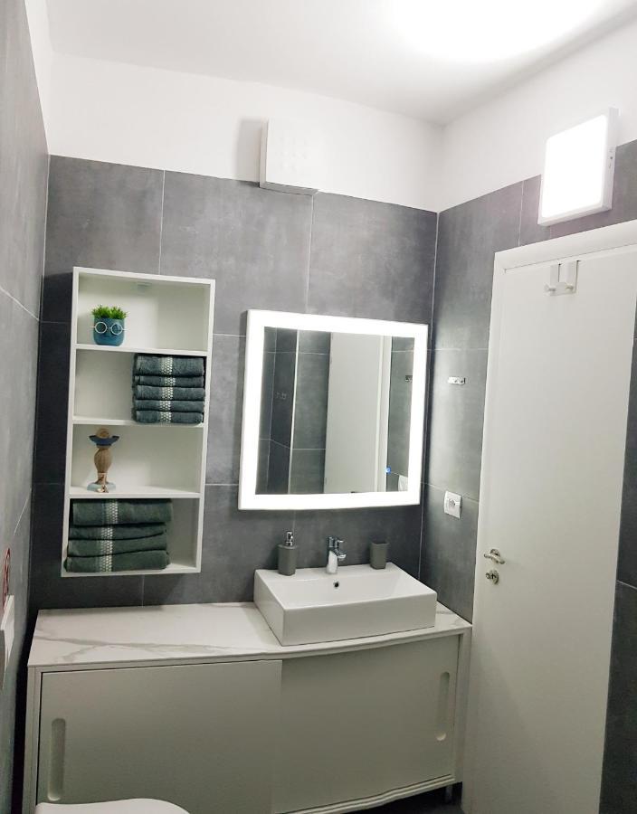 Bindi Apartment Himare Exteriör bild
